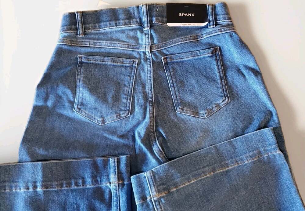 NWT SPANX Women's Medium Wide Leg Pull On Denim Jeans Flare Crop Pants - Picture 6 of 6